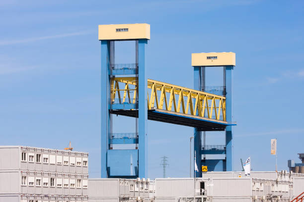 kattwyk bridge, puente de celosía o puente elevador vertical sobre el río suederelbe, moorburg, hamburgo, hamburgo, alemania, europa - fahrspur fotografías e imágenes de stock