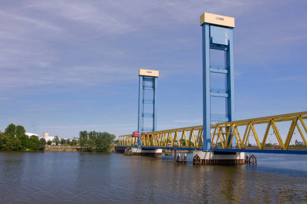 kattwyk bridge, puente de celosía o puente elevador vertical sobre el río suederelbe, moorburg, hamburgo, hamburgo, alemania, europa - fahrspur fotografías e imágenes de stock