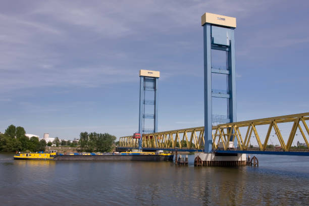 kattwyk bridge, puente de celosía o puente elevador vertical sobre el río suederelbe, moorburg, hamburgo, hamburgo, alemania, europa - fahrspur fotografías e imágenes de stock