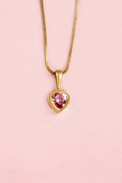 heart necklace on pink - love hanging indoors studio shot imagens e fotografias de stock
