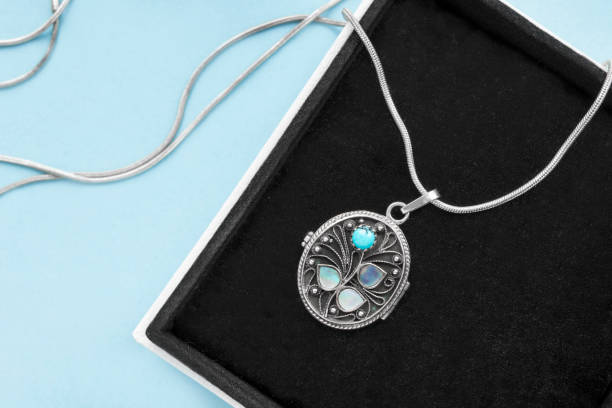 istock Vintage necklace in a box 1635389185