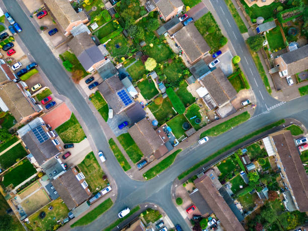 vista aerea di strade e case nel sud-est dell'inghilterra, regno unito - southeast england foto e immagini stock