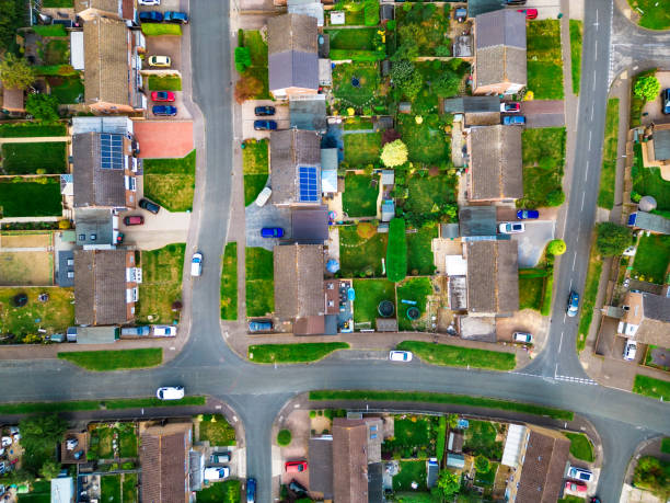 vista aerea di strade e case nel sud-est dell'inghilterra, regno unito - southeast england foto e immagini stock