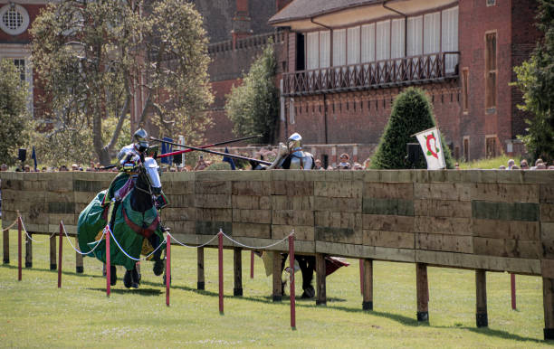 две лошади и королевские рыцари сражаются во дворце хэмптон-корт - henry viii tudor style king nobility стоковые фото и изображения