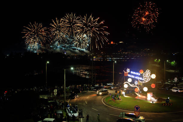 des feux d’artifice ont illuminé le ciel dans les derniers jours du festival romaria senhora da agonia - romaria photos et images de collection