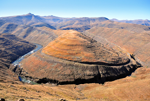 Lesotho: dramatic meander of the Senqunyane River, horseshoe bend downstream from Mohale Dam - the Senqunyane rises in the westernmost mountain range of the Maloti Mountains, it is a right tributary of the Senqu, called the Orange River in South Africa.