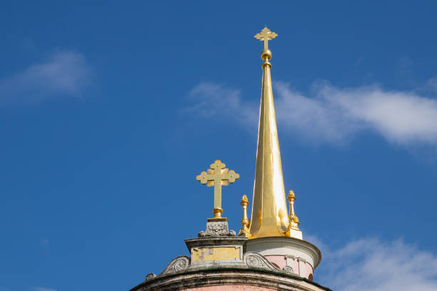 flèche dorée, croix orthodoxe dorée sur dôme doré sur ciel bleu. gros plan - cathedral russian orthodox clear sky tourism photos et images de collection