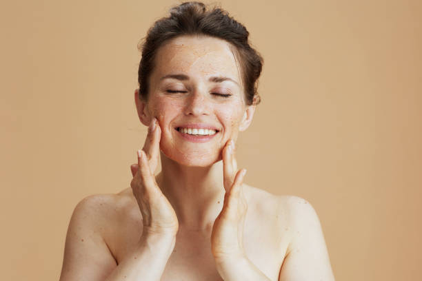 femme souriante moderne de 40 ans avec gommage du visage - human skin dry human face peeling photos et images de collection