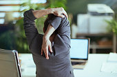 moderne-kleinunternehmerin-frau-bei-der-arbeit-streckt-hand.jpg?b=1&s=170x170&k=20&c=k3hoO2f5JZrOYRSSpP8rEI6b-pgg-N_Td0wa3uvNI_E=