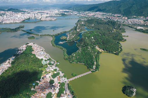 Seven Stars Cave in Zhaoqing City of Guangdong Province around the Star Lake and the Seven Peaks that scatter like the track of the Big Dipper, such special shape has brought it fame and recognition throughout China.