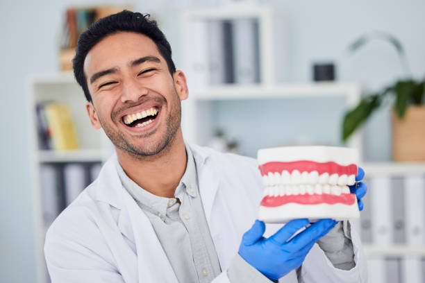 счастливый азиатский мужчина, стоматолог и зубы для ухода за зубами, виниров или здравоохранения в больнице. портрет мужчины или медицинск� - dentist asian ethnicity portrait male стоковые фото и изображения
