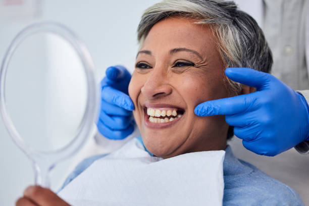 femme âgée, dents et sourire pour dentiste en soins dentaires, rendez-vous ou bilan à la clinique. une femme âgée heureuse sourit pour le blanchiment des dents, le nettoyage ou les soins buccaux, buccaux et gingivaux à l’hôpital - dentist surgery dental hygiene using voice photos et images de collection