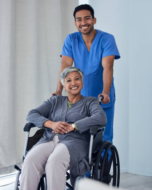 feliz enfermero masculino, mujer con discapacidad en silla de ruedas y confianza médica para el bienestar, el apoyo y la atención médica. retrato de paciente, cuidador y sonrisa de hombre para el servicio de rehabilitación en clínica de enfermería - medical assistant fotografías e imágenes de stock