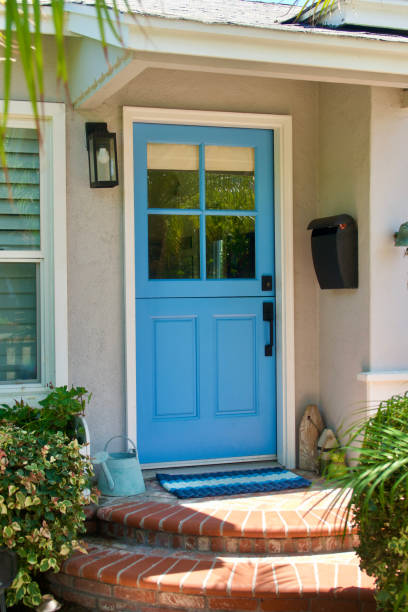 istock Charming front door to  cute beach bungalow 1636045167