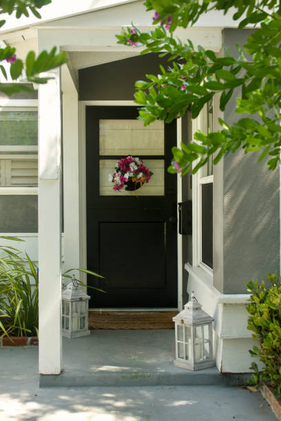 istock Charming front door to  cute beach bungalow 1636045459