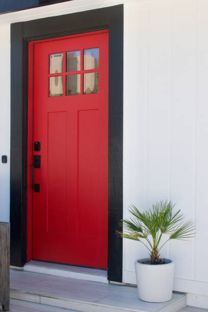 istock Charming front door to  cute beach bungalow 1636045481