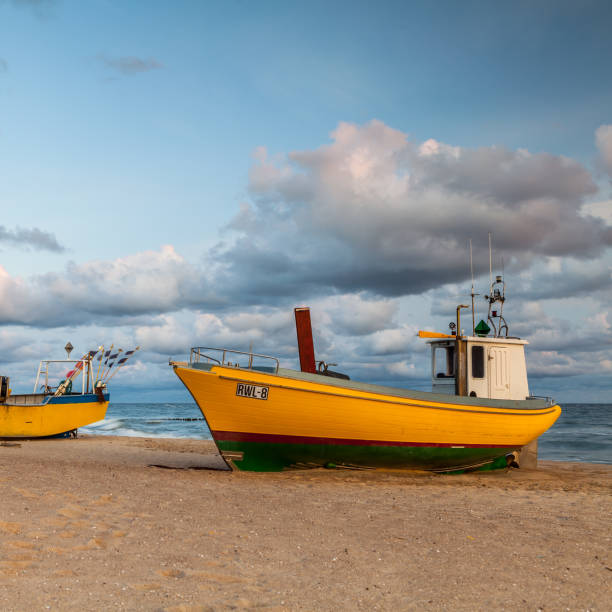 barco de pesca bonito na praia em rewal. - rewal - fotografias e filmes do acervo