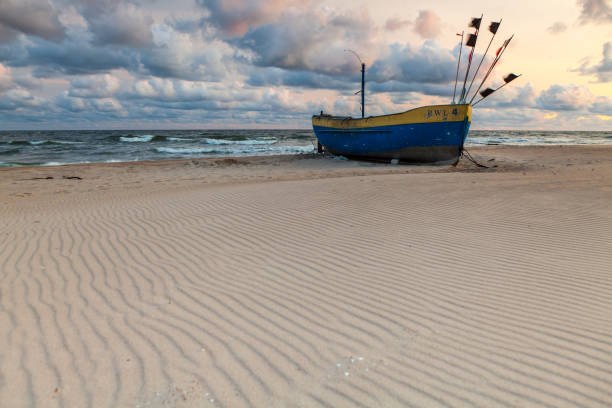 barco de pesca bonito na praia em rewal. - rewal - fotografias e filmes do acervo