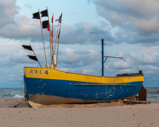 piękna łódź rybacka na plaży w rewalu. - rewal zdjęcia i obrazy z banku zdjęć