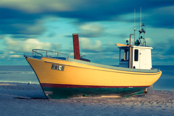 barco de pesca bonito na praia em rewal. - rewal - fotografias e filmes do acervo