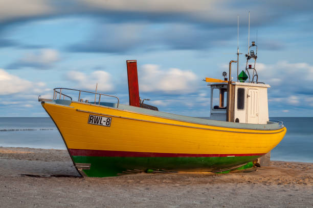 barco de pesca bonito na praia em rewal. - rewal - fotografias e filmes do acervo