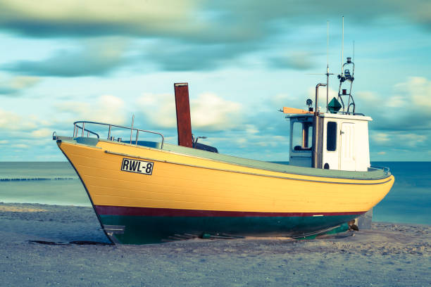 piękna łódź rybacka na plaży w rewalu. - rewal zdjęcia i obrazy z banku zdjęć
