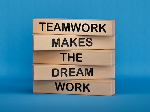 El trabajo en equipo hace que el sueño sea un símbolo. Palabras conceptuales El trabajo en equipo hace que el sueño funcione en bloques de madera. Mano de empresario. Business Teamwork hace que el concepto de trabajo soñado. Copiar espacio.3D renderiza photo
