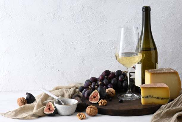 vino bianco, formaggio e frutta - bottle wine white blank foto e immagini stock