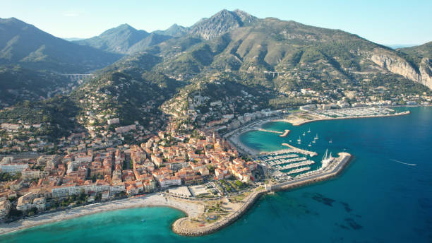 lazurowe wybrzeże menton zdjęcie drona - aerial view cityscape menton beach zdjęcia i obrazy z banku zdjęć