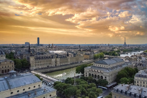 parigi, la conciergerie sull'ile de la cité - théâtre du châtelet foto e immagini stock