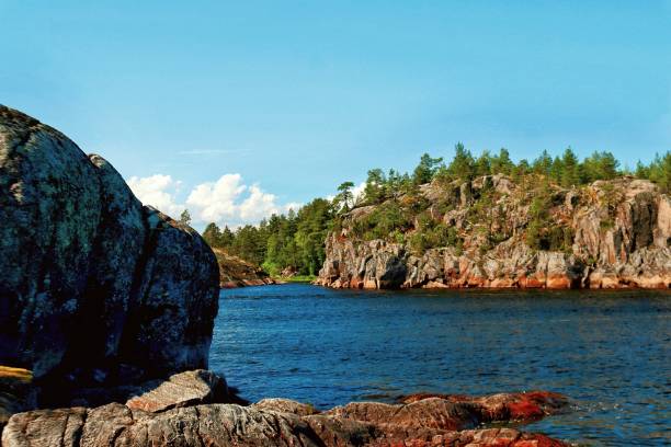 paisagem das ilhas rochosas no lago ladoga - skerries - fotografias e filmes do acervo