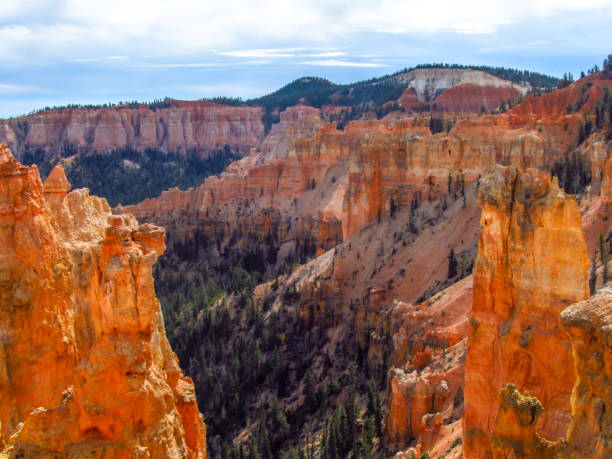 kolorowe, hoodoos, klify i skalne iglice parku narodowego bryce canyon widziane z jednego z bardziej południowych punktów widokowych. - extreme terrain eroded snow landscape zdjęcia i obrazy z banku zdjęć