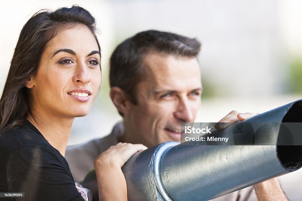 Casal atraente em perspectiva Binocular - Foto de stock de 30 Anos royalty-free