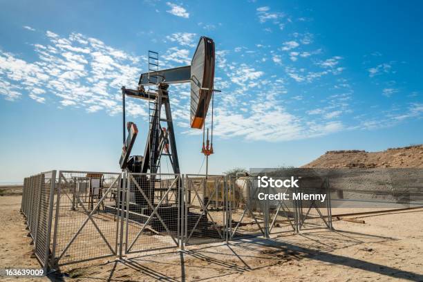 Industria Petrolera Movimiento Afirmativo De La Cabeza Veo Burro Bien Bombas Foto de stock y más banco de imágenes de Oriente medio