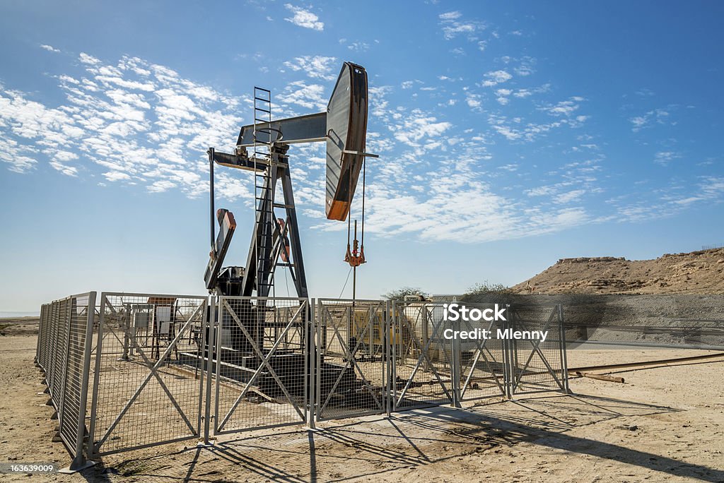 Indústria Petrolífera Nodding burro bem bombas - Foto de stock de Médio Oriente royalty-free