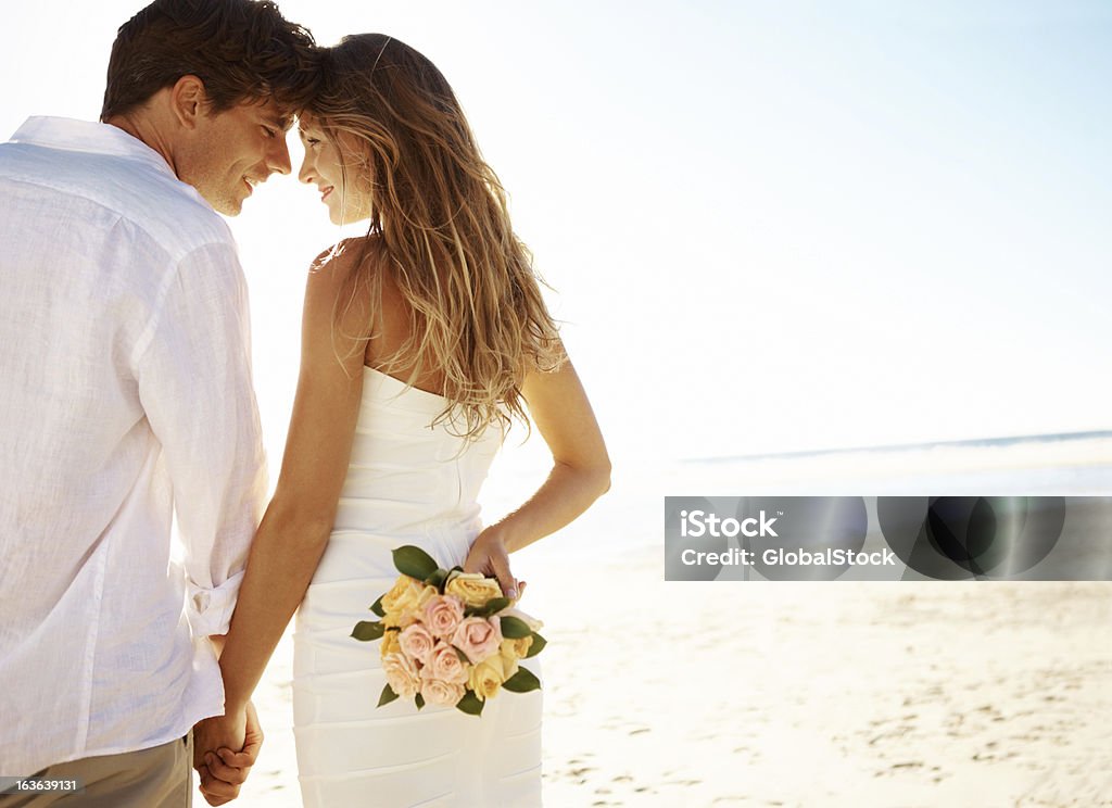 Junges Paar am Strand - Lizenzfrei Hochzeit Stock-Foto