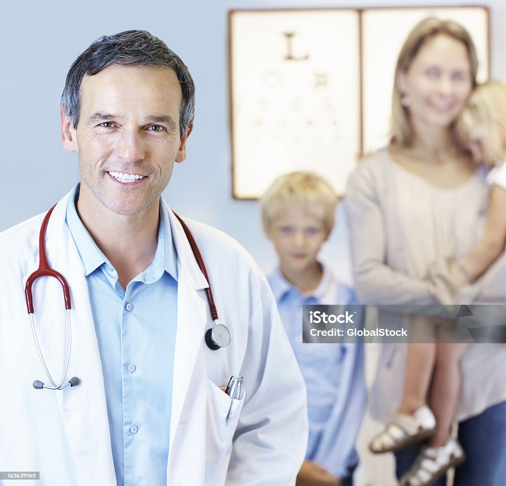 Successo medico con la famiglia - Foto stock royalty-free di Adulto