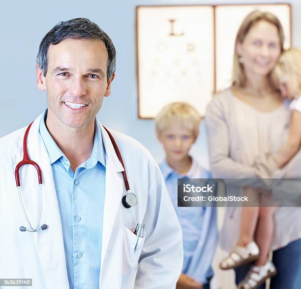 Successo Medico Con La Famiglia - Fotografie stock e altre immagini di Adulto - Adulto, Adulto in età matura, Apparecchiatura medica
