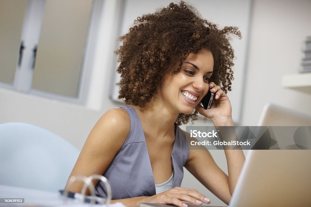 若いビジネス女性、携帯電話とノートパソコン - 1人のロイヤリティフリーストックフォト