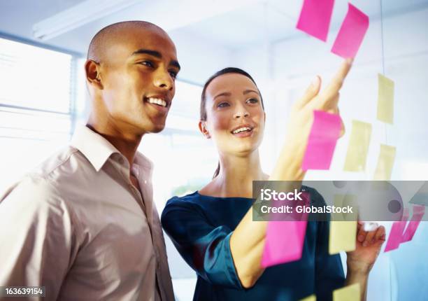 Muchas Manos De La Iluminación De La Carga Foto de stock y más banco de imágenes de Adulto - Adulto, Africano-americano, Afrodescendiente