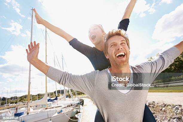 Photo libre de droit de Heureux Jeune Couple En Plein Air Avec Les Bras Écartés banque d'images et plus d'images libres de droit de Adulte