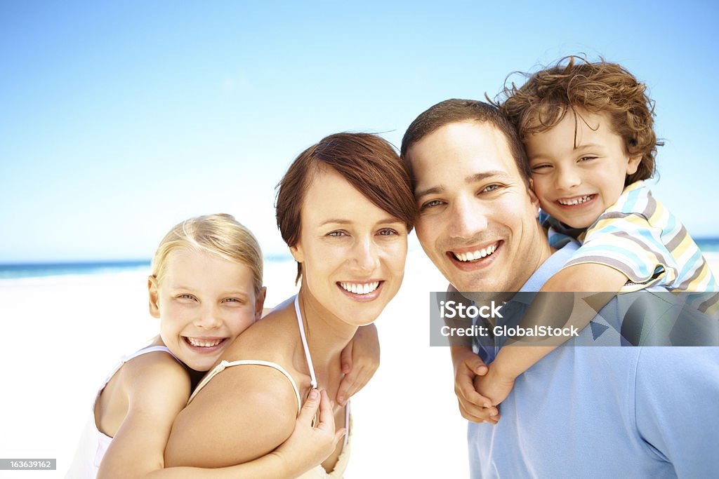 Família diversão ao sol - Royalty-free Abraçar Foto de stock