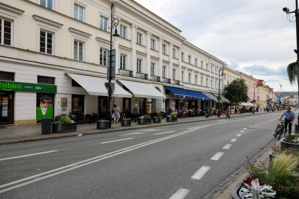 uma rua chamada nowy swiat em varsóvia - nowy swiat - fotografias e filmes do acervo