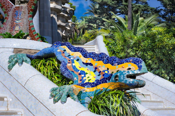 mosaico do dragão, parque gwell, barcelona - mosaic tile antonio gaudi art - fotografias e filmes do acervo