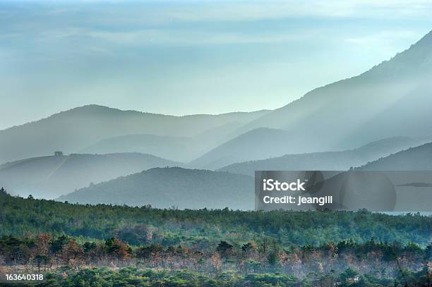 Photo libre de droit de Monts Provençale En Hiver Mist France banque d'images et plus d'images libres de droit de Drôme - Drôme, Provence-Alpes-Côte-d'Azur, Aube