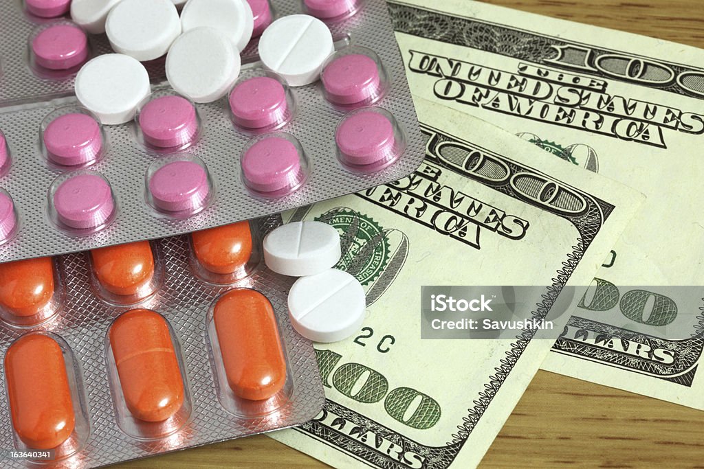 Pilules et de l'argent - Photo de Acheter libre de droits