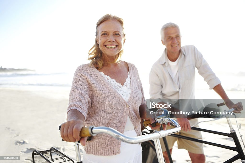 Пара, улыбается, наслаждаясь Прогулка по пляжу - Стоковые фото Пляж роялти-фри