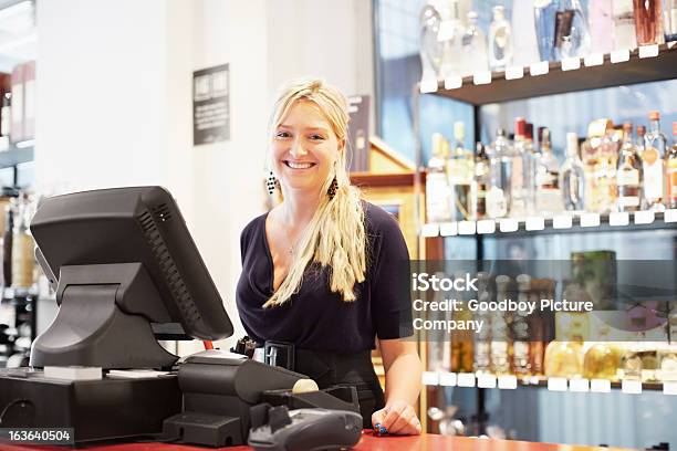 常には彼女の笑顔でサービス - レジ係のストックフォトや画像を多数ご用意 - レジ係, アルコール飲料, 店