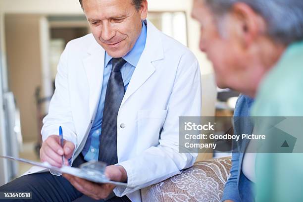 Concienzudo Y Profesional Médico Foto de stock y más banco de imágenes de Adulto - Adulto, Amor - Sentimiento, Asistencia sanitaria y medicina