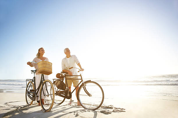 우리 스스로 유지 - senior couple cycling beach bicycle 뉴스 사진 이미지